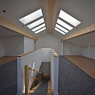 Durchdachte Kombination aus natürlichem Licht und Schattenspielen