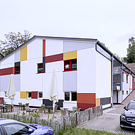 Caparol: Strenge Geometrie trifft auf leuchtende Farben