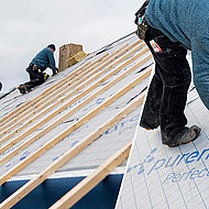 Energetische Sanierung mit schnell montierbarem Aufsparrendämmsystem