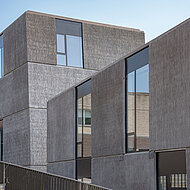 NOE-Schaltechnik: Sichtbeton mit Schilfmattenoptik veredelt