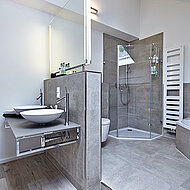 Badmöbel ohne Dübel sicher befestigen