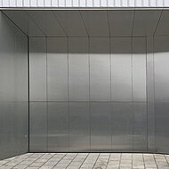 Beplankte Sektionaltore für anspruchsvolle Fassadenoptik