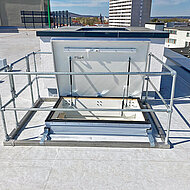 Roto Frank: Vierseitiges Sicherheitsgeländer für Flachdachausstiege