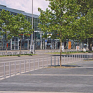 Urbanus: Edelstahlpfosten leiten in stark  frequentierte Zonen