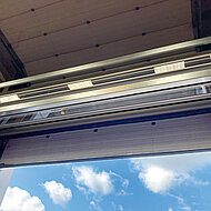 EFAFLEX: Viel Tageslichteinfall dank Klarsicht-Lamellen