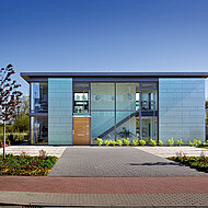 Kneer: Maßgeschneiderte Konstruktion mit hohem Glasanteil