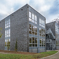 Schul-Anbau: Transparent lernen mit »FineLine«-Fassadensystem