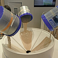 Stauf Klebstoffwerk: Drei schwebende Eimer und ein riesiges Produktsortiment