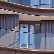 Ikonische Fassade im Stile einer Dünenlandschaft