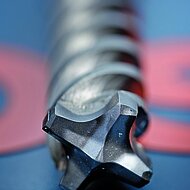 Bosch: Vier-Schneiden-Hammerbohrer »SDS max-8X« mit Vollhartmetall-Bohrkopf bewährt sich im Gleisbau