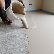 Neue selbstverlaufende Spachtelmasse PCI Periplan Flow