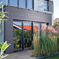 Holzfassaden von den Gebirgsketten Kanadas