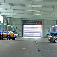 Komfortables Saugen hinter schnell schließendem Tor