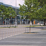 Urbanus: Edelstahlpfosten sorgen für sicheres Geleit