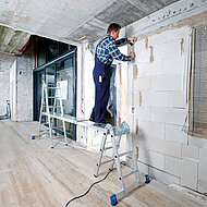 Flexibel teleskopierbare Arbeitsplattform für sicheren Stand