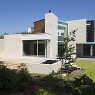 Hagemeister: Wohnhaus mit außergewöhnlicher Form eines „Y“ Spiel mit Raum und Licht 