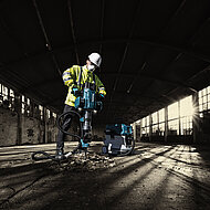 Abbruchhammer und Schubkarren mit Akku-Power