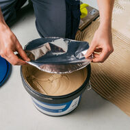 STP-Klebstoffe mit neuer Siegelfolie im Gebinde