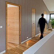 SIMONSWERK: Verdeckt liegende Bandsysteme verbinden Technik und Design