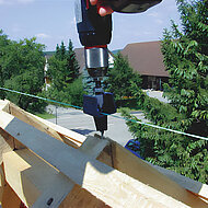 Sicher befestigt auf dem Steildach