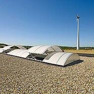 Lichtbänder bringen Tageslicht in Büro und Produktion