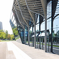 Richard Brink: Entwässerungslösungen für die gläserne Fassade der NürnbergMesse