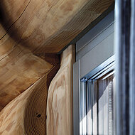 Modernes Wohnen im Landhaus aus Naturstämmen