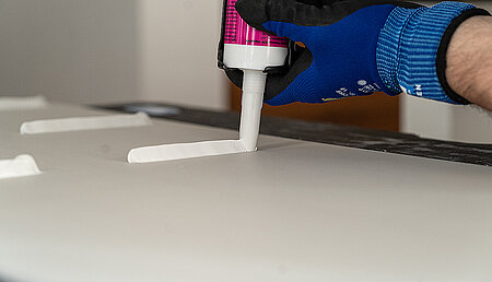 Hybrid-Klebstoffe f&uuml;r  Wandplatten und Paneele