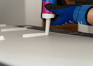 Hybrid-Klebstoffe f&uuml;r  Wandplatten und Paneele