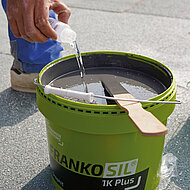 Flüssigkunststoff mit Aushärtungs-Turbo