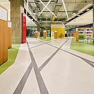 nora systems: Kautschukbelag mit Intarsien als Wegweiser