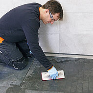 Neuartige Epoxidharzfuge_  geschmeidig einzubringen wie zementärer Mörtel