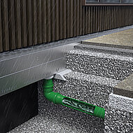 Sockelrinne sorgt für witterungsbeständige Holzfassaden