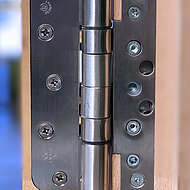 Breuer & Schmitz: Neue Systeme übertragen Strom und Daten auf die Tür