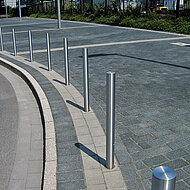 Fahrbahn und Gehwege sicher voneinander getrennt