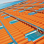 Marzari: Metalldachplatte soll Hausdächer mit Solaranlagen vor Ziegelbruch schützen