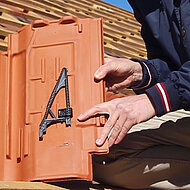 Nelskamp: Sturmsicherung via »Dachstick« erhöht die Verlegegeschwindigkeit