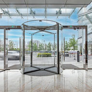 Ganz Glas – Ganz ästhetisch: Die GEZE Revo.PRIME GG setzt neue Maß