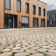 braun-steine: Dynamische Freiflächen durch »Arena«-Pflastersteine