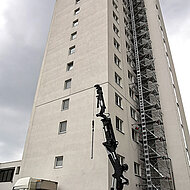 Sifatec: Absturzsicherung mit temporärem Seitenschutzsystem