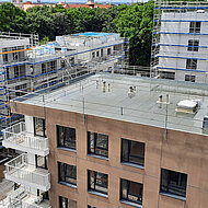 Sifatec: Dacharbeiten mit temporärem Seitenschutz abgesichert