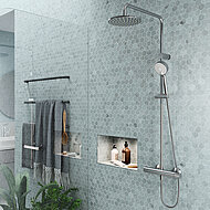 Praktische Kopf- und Handbrause ermöglicht komfortables Wassersparen