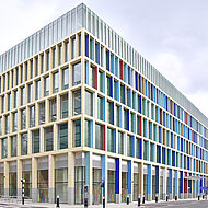 Moeding Keramikfassaden: Farbenfrohe Fassadengestaltung im Herzen Londons