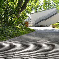 Formschöne Rasenwelle mit hoher Drainageleistung