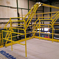 TRIAX: Selbstverriegelndes Schleusengeländer für Lastentransport