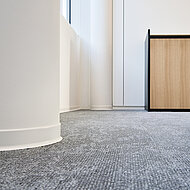 Eine runde Sache: Durchdachte Sockelleisten für Säulen im Parlamentsgebäude