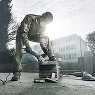 180-mm-Winkelschleifer trennt Ziegel, Steinplatten und Metall