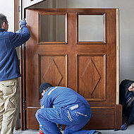 Mahagonibraune Schwerlastbänder für historische Toranlage 