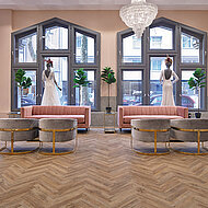 PROJECT FLOORS: Designboden in eleganter Fischgrätverlegung für Düsseldorfer Brautmodengeschäft