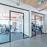 Verdeckt im Objekt: Das BaSys-Band, das die Glastür dreht